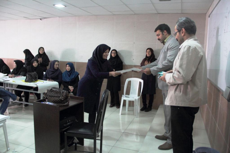 تجلیل از فرهنگیان مشغول به تحصیل در مرکز آموزش علمی کاربردی تعاونی پیام شهرکرد