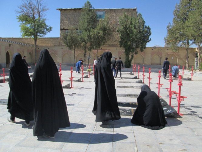 تجدید عهد مسئولین و دانشجویان مرکز آموزش علمی کاربردی لردگان و غبارروبی گلزار مطهر شهدا به مناسبت هفته دفاع مقدس