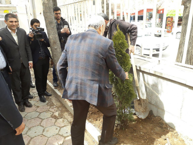 کاشت نهال توسط دکتر محمدحسین امید در مرکز علمی کاربردی دریژنو در روز درخت¬کاری