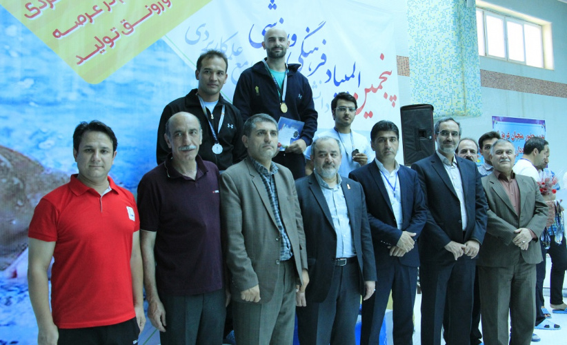 قهرمانان شنا مدال های خود را به گردن آویختند