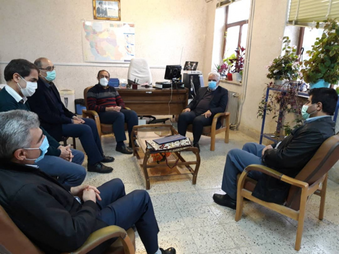 تجلیل رئیس دانشگاه جامع علمی کاربردی استان چهارمحال و بختیاری  از همکاران جانباز و فرزندان شهدا